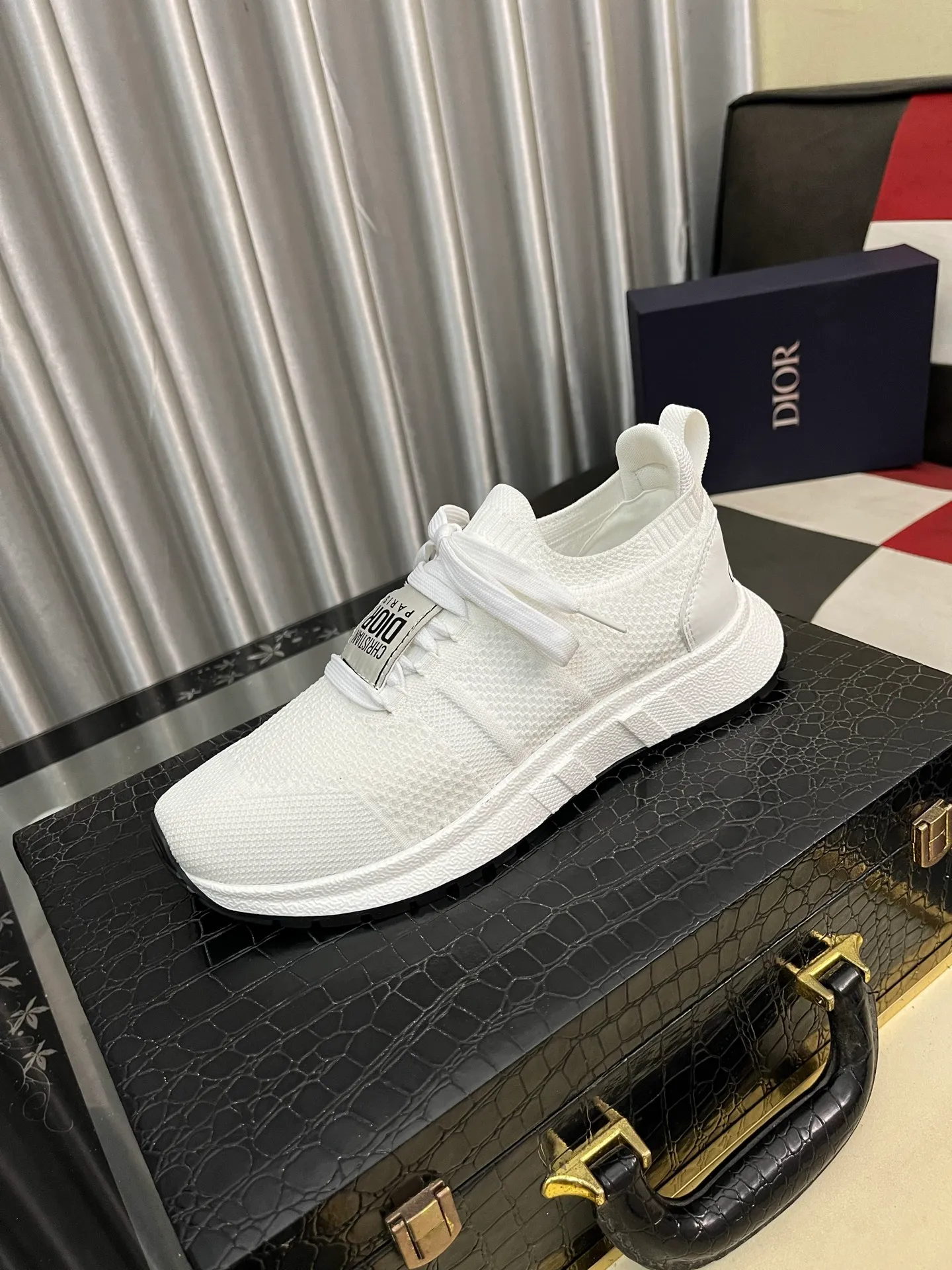 Men's men's shoes 💰400⌚️⌚️Dior unique modern style sneakers. 🏃Casual LeFou original leather😍😍 Yangli (refuses to discolor and rub feet) soles: Original soles specially provided by the original factory, super cool😍 Lace-up to bring wind when walking👍Style design ⚠️Super comfortable and wear-resistant original soles. Code number: 38-443️⃣Colors available
